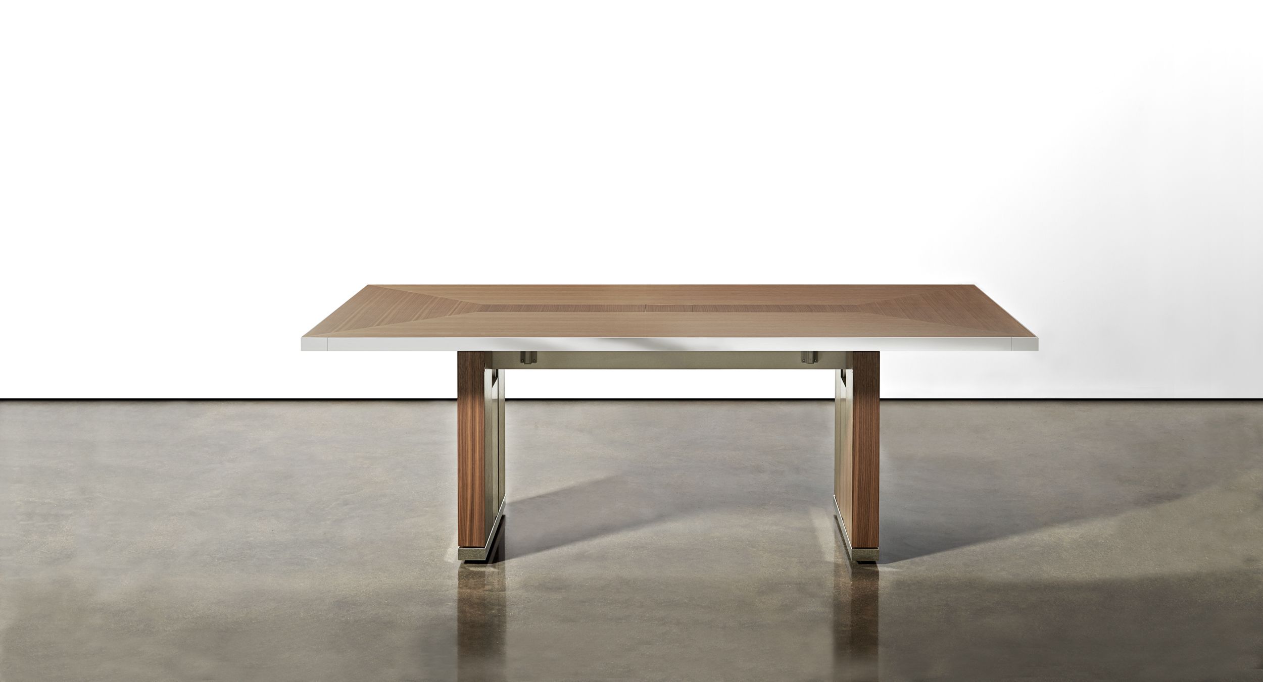 Motus mobile table with veneer pattern surface