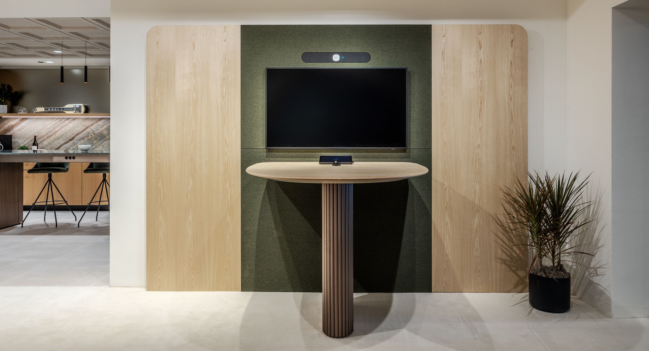 ASTORIA huddle table is the ideal touchdown space for collaboration.
