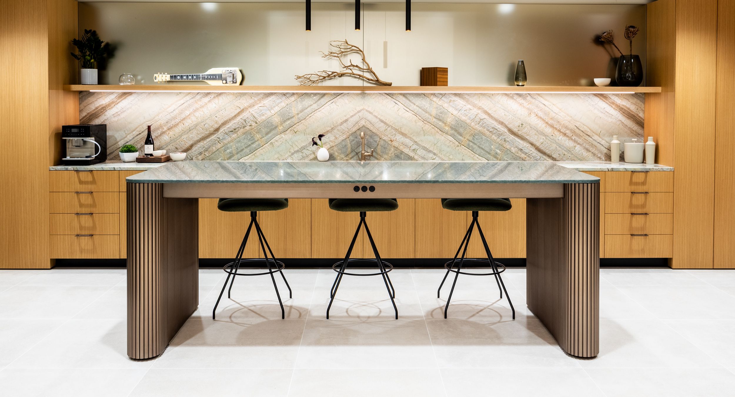 You never have to sacrifice luxury  for mobility with ASTORIA reconfigurable communal tables. 