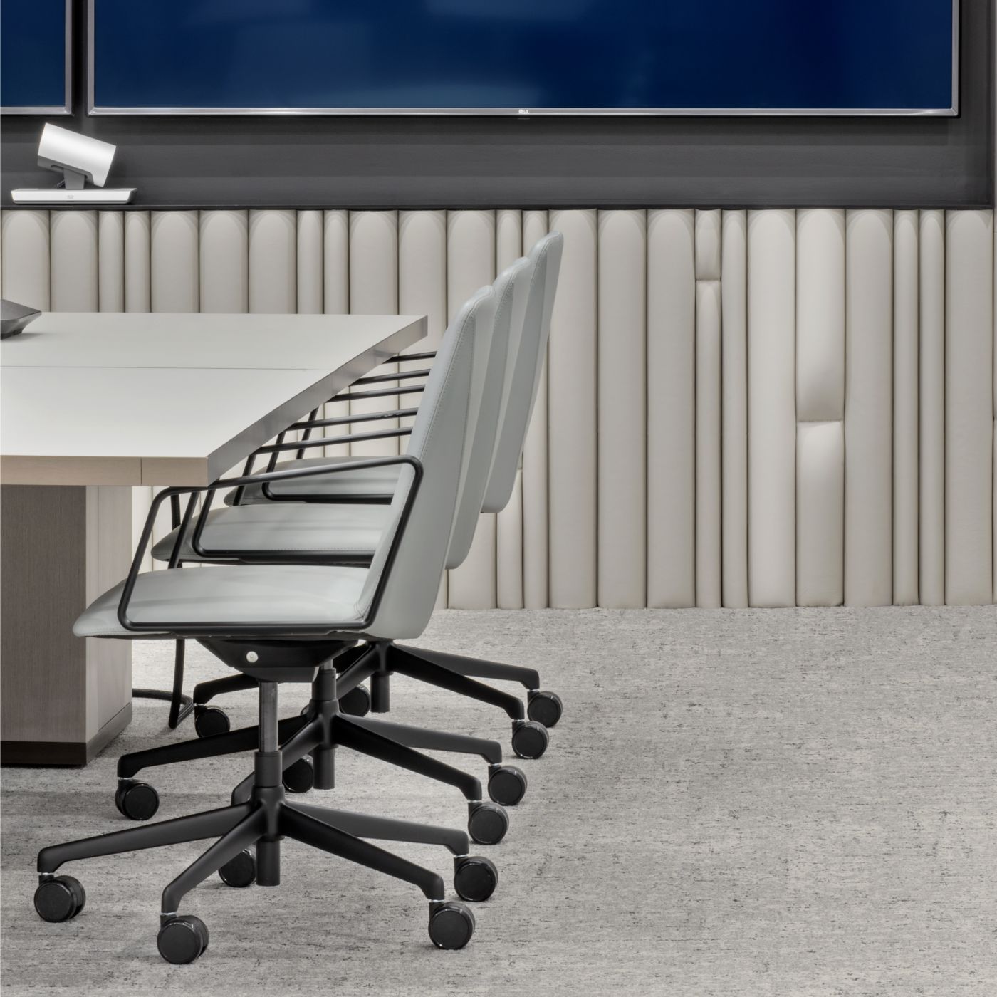 The luxuriously refined palette of the MOTUS tables elevates this reconfigurable space to an executive-level finish.