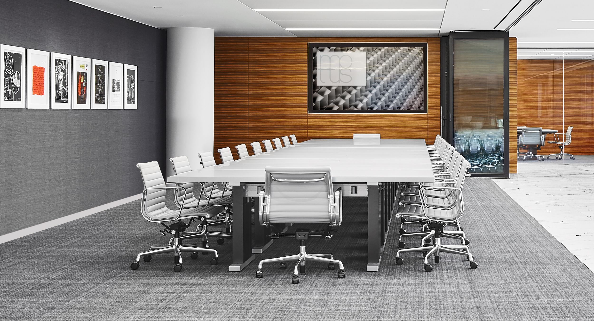 Multipurpose rooms feature revolutionary MOTUS mobile tables with etched glass surfaces to deliver executive quality with total flexibility.