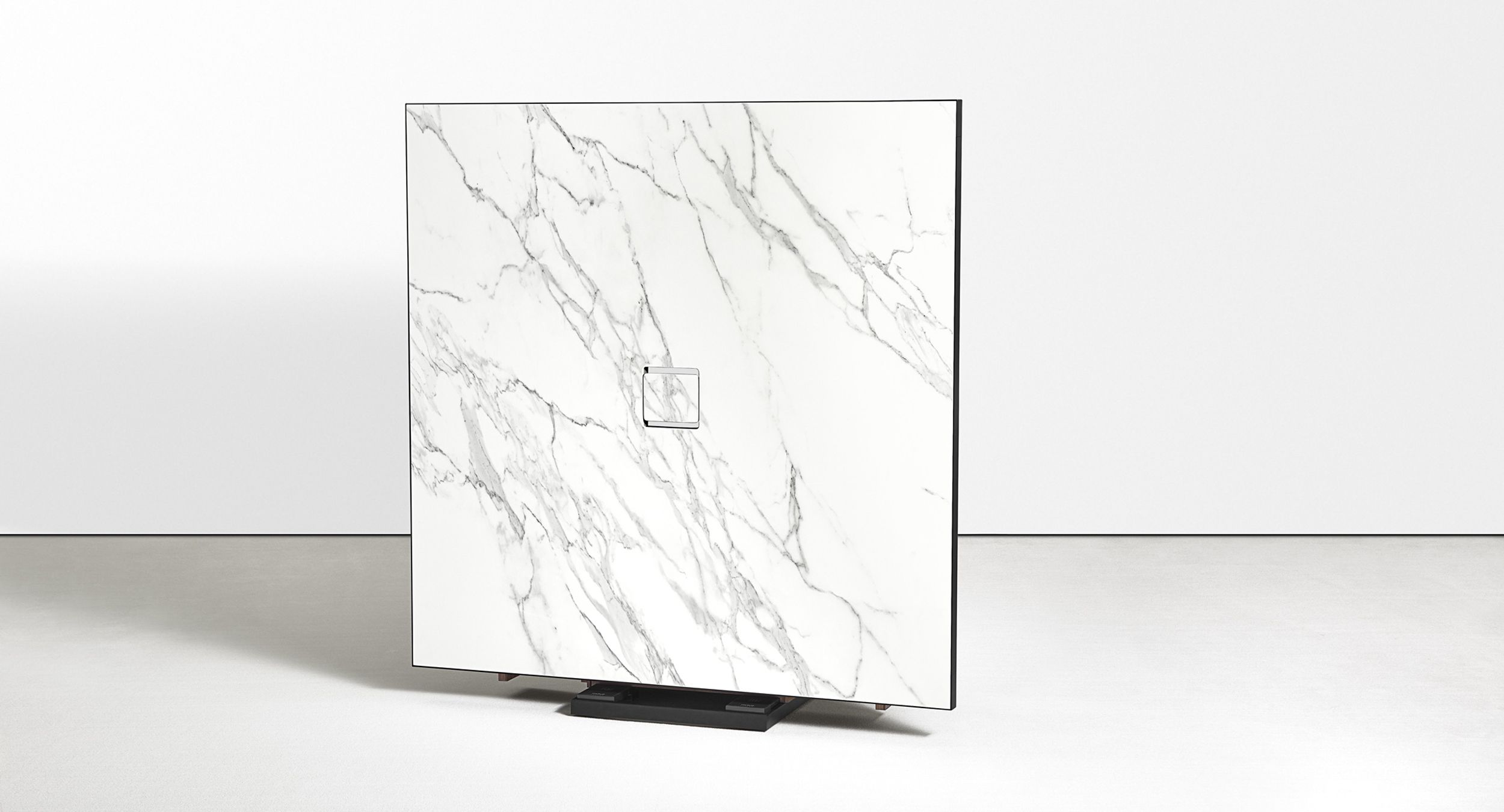 Motus adds elegance and modern styling to any reconfigurable space.