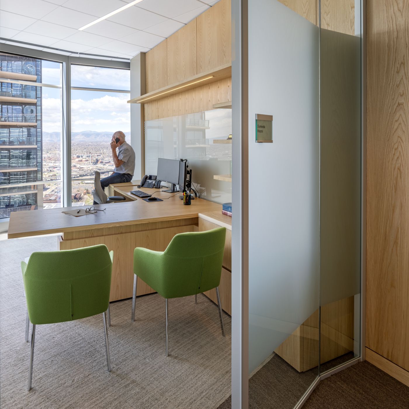 NEW MILLENNIA  L-shaped adjustable-height private office in flat cut Sen.