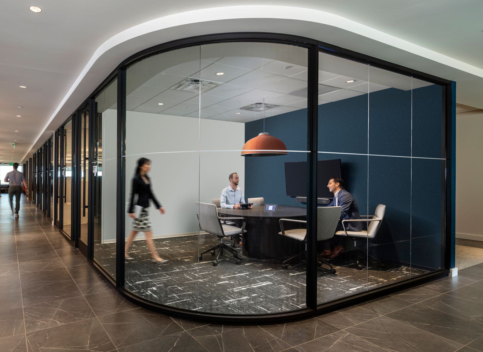 Custom SESSIONS huddle space with FENIX surface.