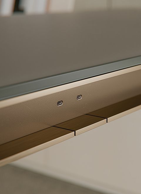 Adjustable-height controls and power are cleanly integrated into the rail and trim.