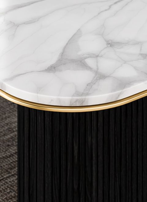 The ASTORIA metal edge detail harmonizes beautifully with its surrounding natural materials