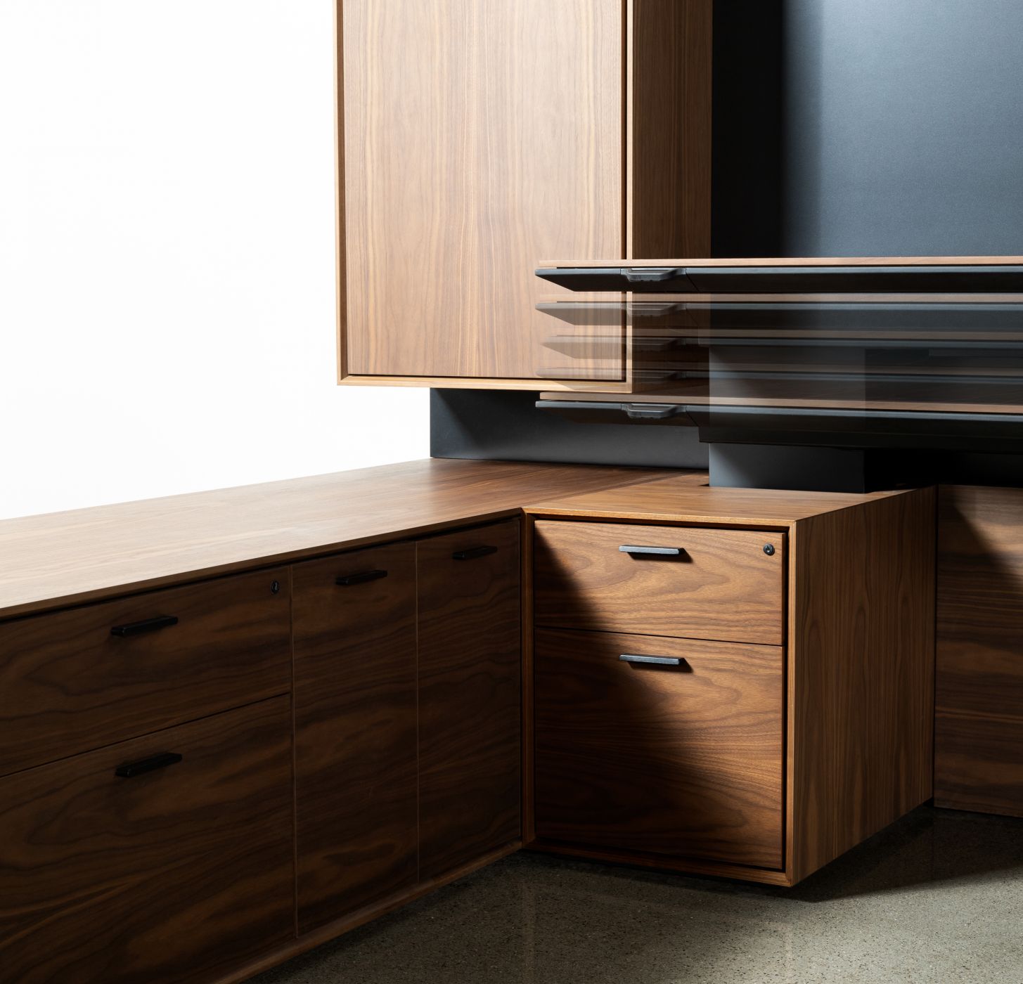 Perfectly sequence matched veneer and impeccably designed ergonomics are hallmarks of Halo office.