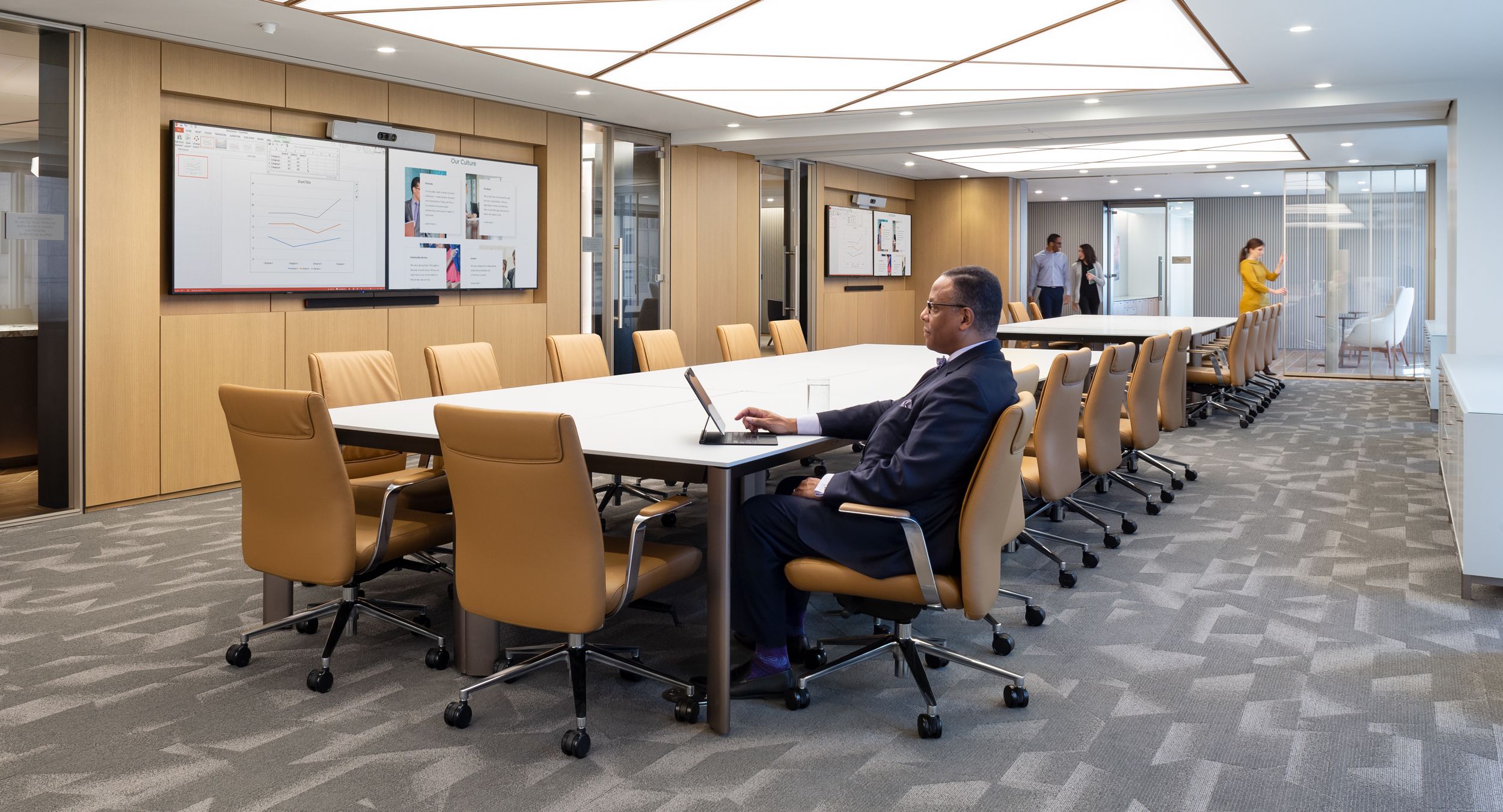 Crew reconfigurable tables with FENIX NTM Grigio Efesso surfaces and light bronze bases are the perfect choice for this refined and flexible space. Halo credenzas with matching bronze bases and back-painted glass tops add heightened sense of elegance.