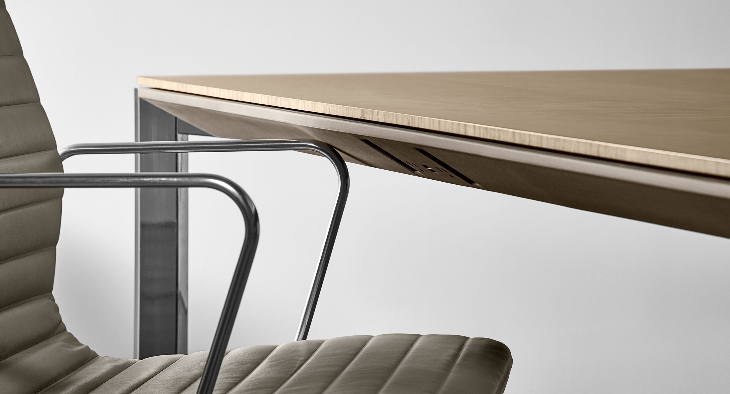 The revolutionary soft Halo edge protects both table and chair from damage. <br> Patent US11154130B2