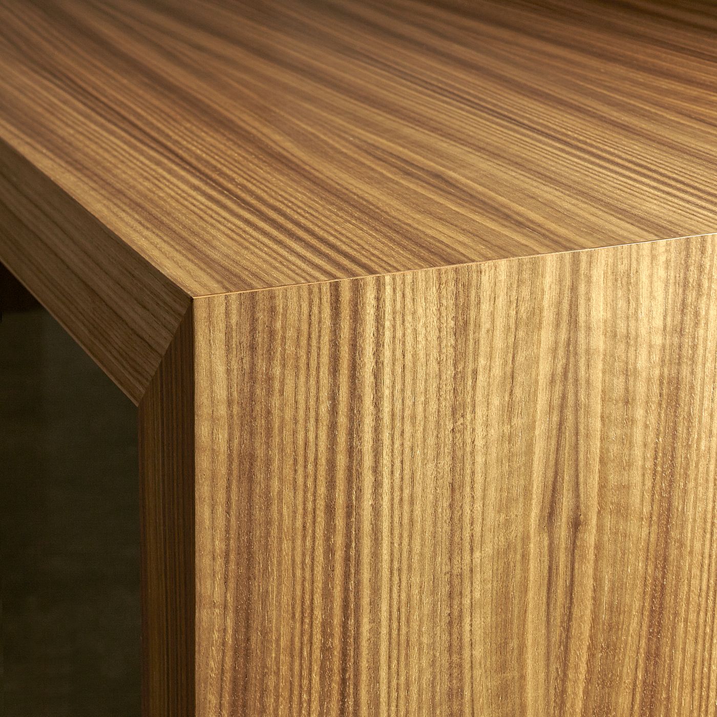 Hugo offers perfectly mitered joinery with matched veneers.