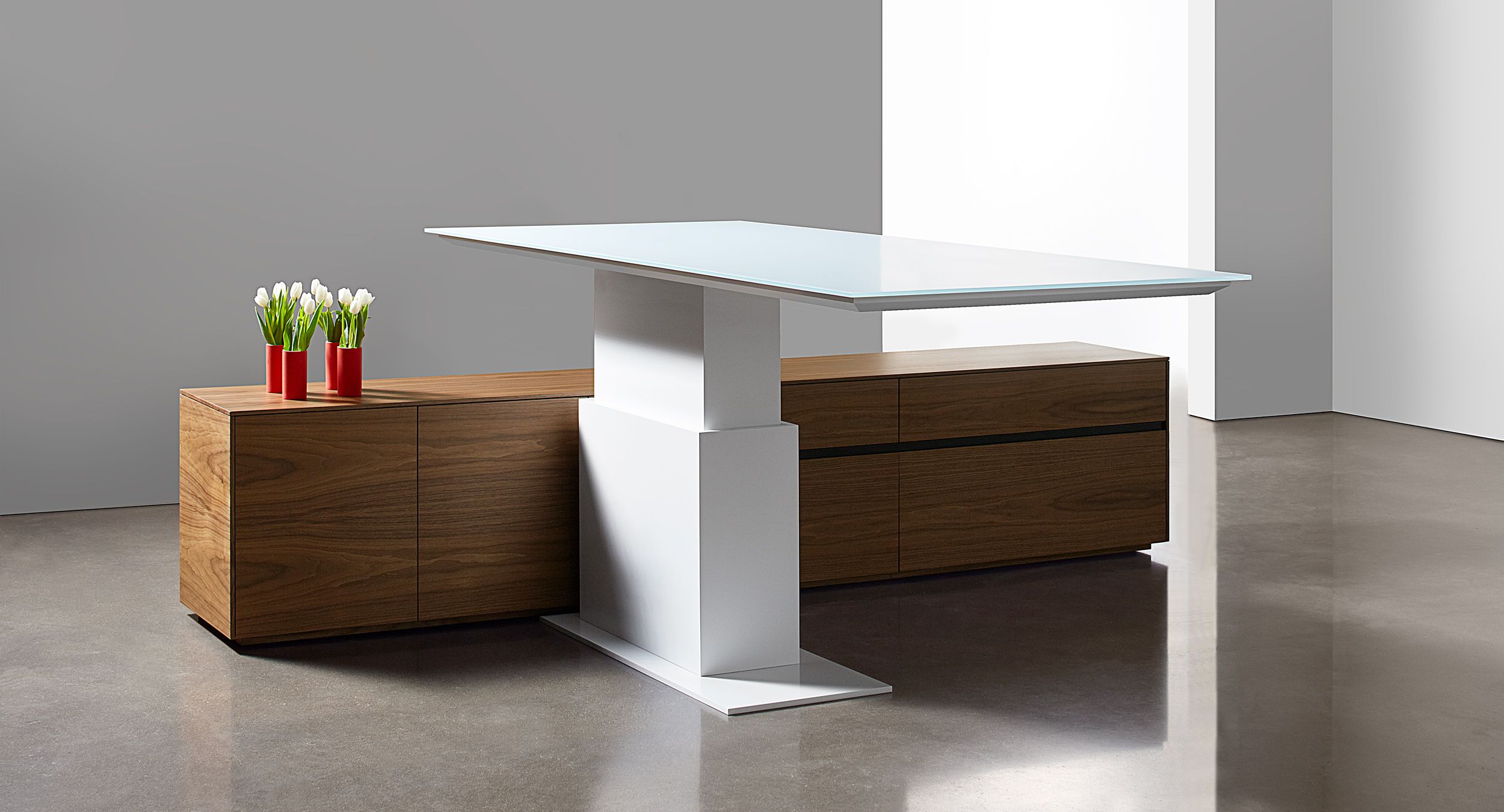 This adjustable-height desk features a cantilevered surface and refined minimalism.