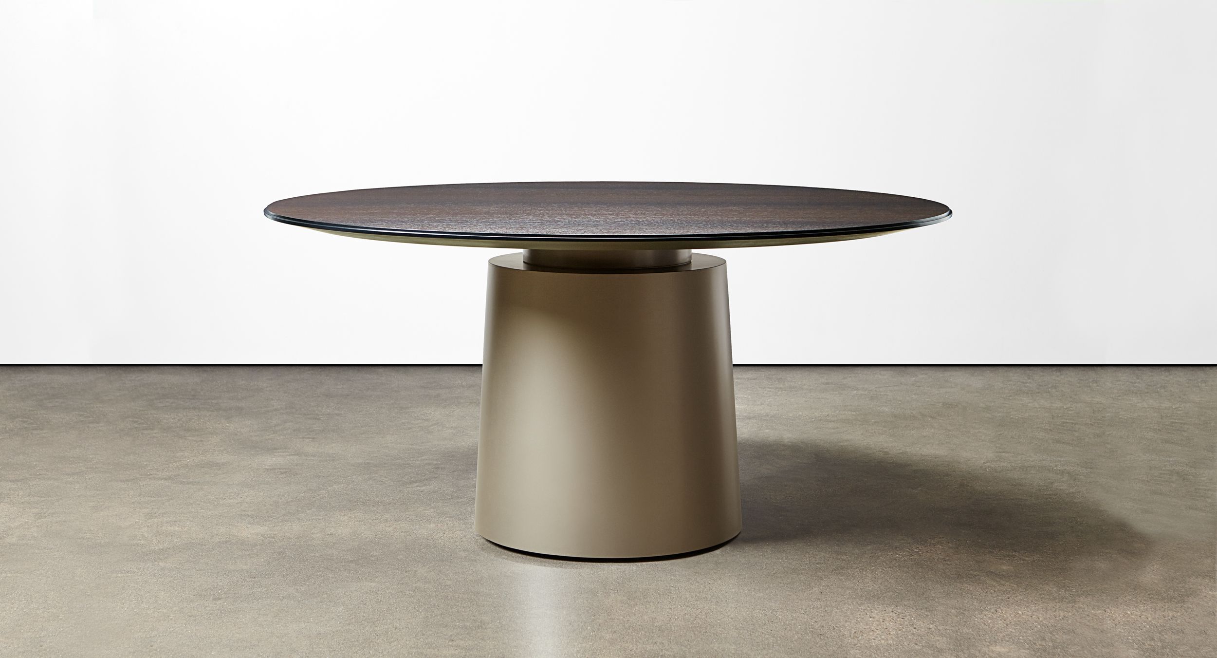 A round meeting table complements and completes the work environment.