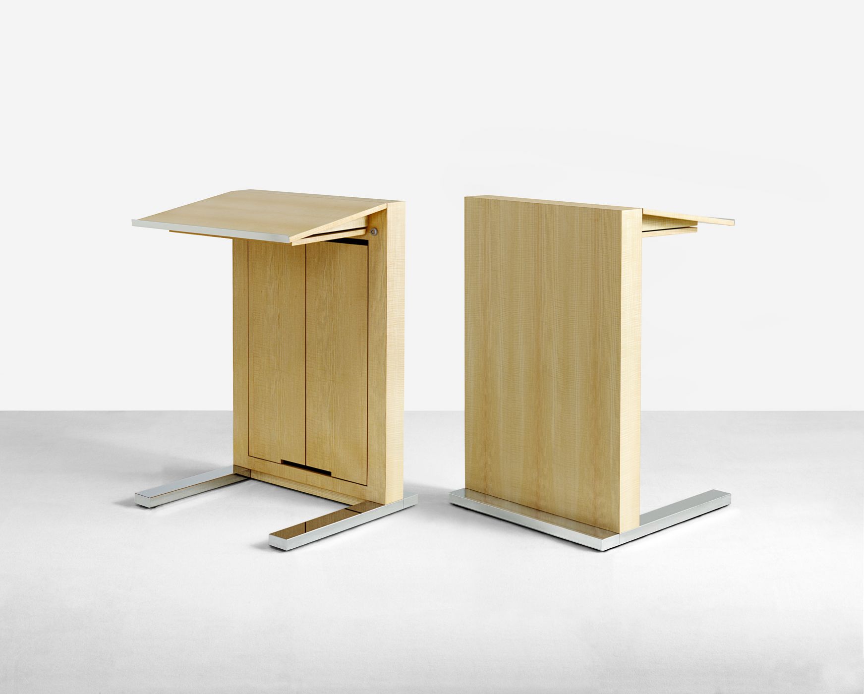 Motus Mobile lectern with swivel shelf.