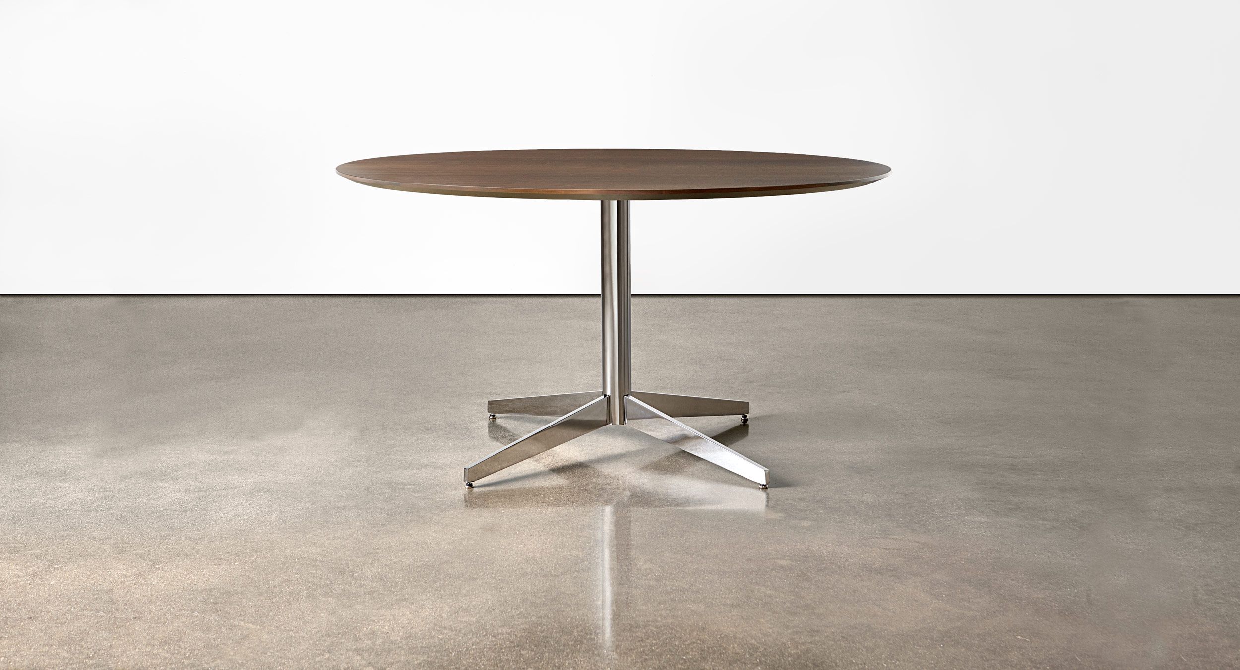 Round table with Prong base