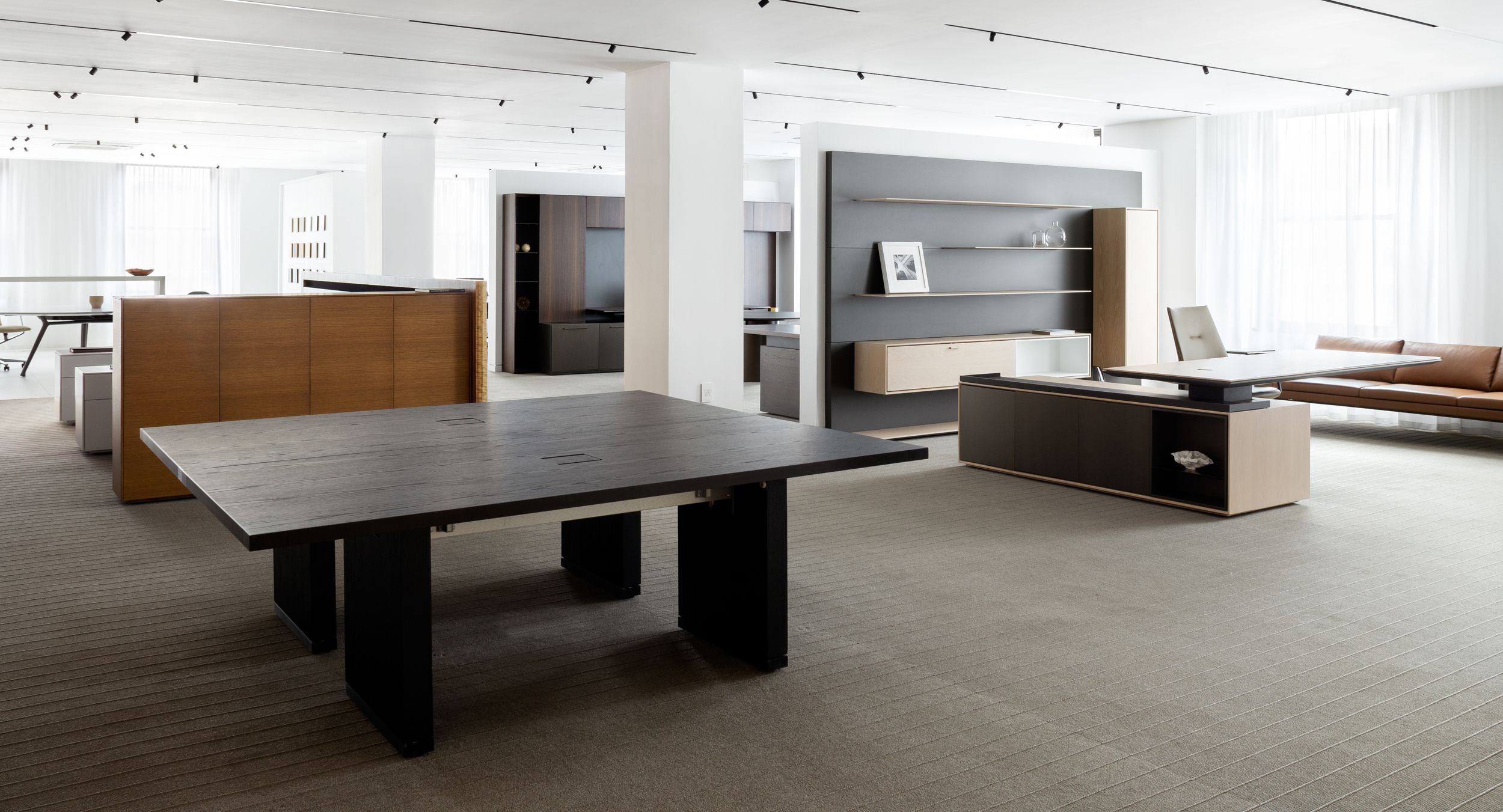 Reconfigurable MOTUS tables in Black Oak elevate flexible meeting spaces.